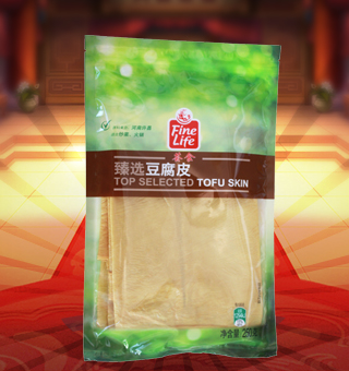 薈食(FINE LIFE)臻選豆腐皮產(chǎn)自河南許昌250g每袋，豆腐皮是中國傳統(tǒng)豆制品將新鮮大豆浸泡后，磨漿，濾去豆腐渣，這時的產(chǎn)品就是豆?jié){，然后煮豆?jié){，在其表面會凝固的一層高蛋白質(zhì)含量的薄膜（皮），這層皮就是腐皮。用工具挑起薄膜后掛起，最先挑起的一層皮以片狀鮮吃或曬干，稱為腐皮，口感最滑