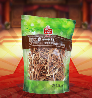 薈食(FINE LIFE)臻選春筍干絲產(chǎn)自福建三明250g每袋，筍干是以筍為原料，通過去殼、蒸煮、壓片、烘干、整形等工藝制取。清流縣加工的“閩筍干”，色澤金黃，呈半透明狀，片寬節(jié)短，肉厚脆嫩，香氣郁郁，稱為“玉蘭片”，是“八閩山珍”之一，在國內(nèi)外名菜佐料中久負(fù)盛名。 筍干不僅輔佐名菜，而且有相當(dāng)?shù)臓I養(yǎng)和藥用價值。泰寧縣加工的筍干是“閩筍干”主要產(chǎn)地之一，色澤金黃，呈半透明狀，片寬節(jié)短，肉厚脆嫩，香氣郁郁，在國內(nèi)外名菜佐料中久負(fù)盛名。