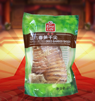 薈食(FINE LIFE)臻選春筍干尖產(chǎn)自福建三明250g每袋，筍干是以筍為原料，通過去殼、蒸煮、壓片、烘干、整形等工藝制取。清流縣加工的“閩筍干”，色澤金黃，呈半透明狀，片寬節(jié)短，肉厚脆嫩，香氣郁郁，稱為“玉蘭片”，是“八閩山珍”之一，在國內(nèi)外名菜佐料中久負(fù)盛名。 筍干不僅輔佐名菜，而且有相當(dāng)?shù)臓I養(yǎng)和藥用價值。泰寧縣加工的筍干是“閩筍干”主要產(chǎn)地之一，色澤金黃，呈半透明狀，片寬節(jié)短，肉厚脆嫩，香氣郁郁，在國內(nèi)外名菜佐料中久負(fù)盛名。