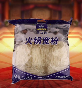 廚之選火鍋寬粉產(chǎn)自山東煙臺1.5kg每袋，精選優(yōu)質(zhì)木薯淀粉等為原料，融合水精制而成，品質(zhì)優(yōu)良，天然上等，營養(yǎng)豐富。入口順滑，口齒留香，產(chǎn)品選料考究，口味純正，美味又健康，品質(zhì)優(yōu)質(zhì)，值得信賴。塑料質(zhì)地包裝，粉絲分明可見，食用簡單方便，是廚房常備品的上佳選擇。