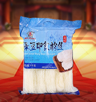 新閩融綠豆即食粉絲產(chǎn)自山東煙臺1kg每袋，精選優(yōu)質(zhì)豌豆淀粉、綠豆淀粉等配料，經(jīng)先進的生產(chǎn)工藝和嚴格的品質(zhì)管理精制而成。柔韌性強，口感爽滑耐嚼，風(fēng)味獨特，可涼拌、熱炒、火鍋、油炸等方法制作出多種菜肴。本品內(nèi)含有能量、碳水化合物等營養(yǎng)成分，營養(yǎng)價值豐富，深受消費者的喜愛。