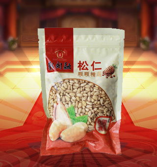新閩融松仁產(chǎn)自吉林松源350g每袋，精選優(yōu)質(zhì)松仁為原料，經(jīng)先進(jìn)工藝精心制作而成，粒粒飽滿，天然原味，輕松享受。松仁中富含豐富的蛋白質(zhì)、脂肪、碳水化合物及鈉等微量元素，有助于補(bǔ)充人體所需。采用精美袋式包裝，大氣上檔次，適合開袋即食或煲粥，食法多樣，是你居家生活的必備選擇。