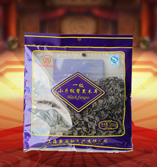 新閩融一級小片緞背黑木耳產(chǎn)自吉林省吉林市200g每袋，緞背黑木耳中含有一種成分能抑制血小板聚集，能降低血液濃度，保持血液流動暢通，每天泡發(fā)10到15克緞背黑木耳食用，即可以起到抗血小板聚集，抗凝和降低膽固醇的作用，有利于高脂血癥，動脈硬化和冠心病防治，血液粘稠度高，血膽固醇高的老年人常吃黑木耳可以預(yù)防腦血栓和心肌梗死。