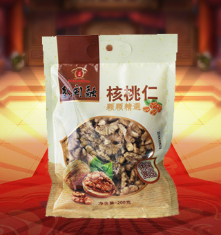 新閩融核桃仁產(chǎn)自云南大理200g每袋，精選優(yōu)質(zhì)云南大理核桃仁為原料，經(jīng)先進(jìn)工藝精心制作而成，粒粒飽滿，天然原味，輕松享受。廚之選優(yōu)選核桃仁中富含豐富的蛋白質(zhì)、脂肪、碳水化合物及鈉等微量元素，有助于補(bǔ)充人體所需。采用精美袋式包裝，大氣上檔次，適合開袋即食或煲粥，煲湯，食法多樣，是你居家生活的必備選擇。