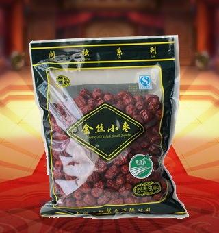 閩融金絲小棗產(chǎn)自河北滄州908g每袋，精選優(yōu)質(zhì)河北滄州紅棗為原料，經(jīng)先進(jìn)工藝精心制作而成，選料新鮮，甘甜清香，輕松享受。金絲棗中富含豐富的蛋白質(zhì)、脂肪、碳水化合物及鈉等微量元素，有助于補充人體所需。采用精美袋式包裝，大氣上檔次，適合煮粥、煲湯、泡水等，食法多樣，是你居家生活的必備選擇。