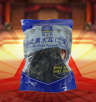 廚之選HS二級東北黑木耳產(chǎn)自黑龍江牡丹江250g每袋，精選優(yōu)質(zhì)片狀銀耳經(jīng)過領(lǐng)先工藝烘干而成，衛(wèi)生安全，色澤乳白色，半透明，柔軟有彈性?？芍苯优c肉絲爆炒、與枸杞、紅棗煲湯，或作為佐料，葷素皆宜，食法多樣，是一道美味食材。采用透明的塑料包裝，大氣美觀，新鮮清晰可見，方便消費(fèi)者們的選購，質(zhì)量保證，放心購買。