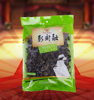 新閩融一級緞背黑木耳產(chǎn)自河南駐馬店180g每袋，精選優(yōu)質(zhì)片狀銀耳經(jīng)過領(lǐng)先工藝烘干而成，衛(wèi)生安全，色澤乳白色，半透明，柔軟有彈性?？芍苯优c肉絲爆炒、與枸杞、紅棗煲湯，或作為佐料，葷素皆宜，食法多樣，是一道美味食材。采用透明的塑料包裝，大氣美觀，新鮮清晰可見，方便消費(fèi)者們的選購，質(zhì)量保證，放心購買。