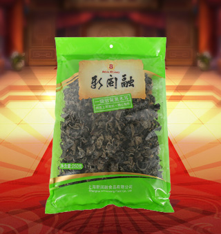 新閩融一級緞背黑木耳產(chǎn)自吉林省吉林市250g每袋，精選優(yōu)質(zhì)原材料，綠色種植，陽光充沛，人工采摘篩選，品質(zhì)保證，不添加任何防腐劑與人工色素。安全衛(wèi)生，色澤鮮亮，口感細(xì)膩香醇，是家庭、賓館、餐廳、席間的上等佐料，保留了豐富的營養(yǎng)成分。采取透明包裝，新鮮清晰可見，干凈衛(wèi)生，方便存放冷藏，方便消費(fèi)者們的選購，安全健康，放心購買。