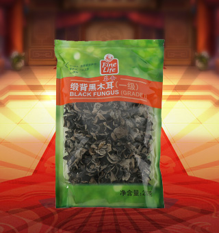 薈食(FINE LIFE)一級緞背黑木耳產(chǎn)自吉林省吉林市250g每袋，精選新鮮食用木耳，從采摘、加工、包裝都經(jīng)過嚴(yán)格的食用消毒檢驗(yàn)，衛(wèi)生安全，放心食用?？诟邢愦喔挥袕椥?，食用價值高，可用來配菜、涼拌、搭配煲湯、小炒等，多種吃法，多種營養(yǎng)選擇。采用透明的塑料包裝，大氣美觀，新鮮清晰可見，方便消費(fèi)者們的選購，質(zhì)量保證，放心購買。