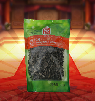薈食(FINE LIFE)一級秋木耳產(chǎn)自吉林省吉林市250g每袋，精選新鮮食用木耳，從采摘、加工、包裝都經(jīng)過嚴(yán)格的食用消毒檢驗(yàn)，衛(wèi)生安全，放心食用?？诟邢愦喔挥袕椥?，食用價值高，可用來配菜、涼拌、搭配煲湯、小炒等，多種吃法，多種營養(yǎng)選擇。采用透明的塑料包裝，大氣美觀，新鮮清晰可見，方便消費(fèi)者們的選購，質(zhì)量保證，放心購買。