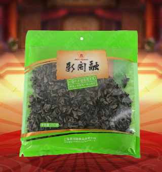 新閩融一級小片緞背黑木耳產(chǎn)自吉林省吉林市250g每袋，精選優(yōu)質(zhì)原材料，綠色種植，陽光充沛，人工采摘篩選，品質(zhì)保證，不添加任何防腐劑與人工色素。安全衛(wèi)生，色澤鮮亮，口感細(xì)膩香醇，是家庭、賓館、餐廳、席間的上等佐料，保留了豐富的營養(yǎng)成分。采取透明包裝，新鮮清晰可見，干凈衛(wèi)生，方便存放冷藏，方便消費(fèi)者們的選購，安全健康，放心購買。