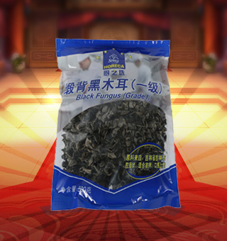 廚之選HS一級緞背黑木耳產(chǎn)自吉林省吉林市500g每袋，精選優(yōu)質(zhì)片狀銀耳經(jīng)過領(lǐng)先工藝烘干而成，衛(wèi)生安全，色澤乳白色，半透明，柔軟有彈性?？芍苯优c肉絲爆炒、與枸杞、紅棗煲湯，或作為佐料，葷素皆宜，食法多樣，是一道美味食材。采用透明的塑料包裝，大氣美觀，新鮮清晰可見，方便消費(fèi)者們的選購，質(zhì)量保證，放心購買。