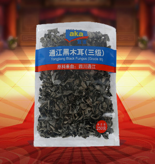 宜客(AKA)三級通江黑木耳產(chǎn)自四川通江250g每袋，精選新鮮食用木耳，從采摘、加工、包裝都經(jīng)過嚴(yán)格的食用消毒檢驗(yàn)，衛(wèi)生安全，放心食用?？诟邢愦喔挥袕椥?，食用價值高，可用來配菜、涼拌、搭配煲湯、小炒等，多種吃法，多種營養(yǎng)選擇。采用透明的塑料包裝，大氣美觀，新鮮清晰可見，方便消費(fèi)者們的選購，質(zhì)量保證，放心購買。