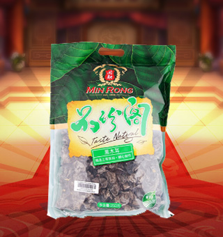 新閩融品珍閣黑木耳產(chǎn)自浙江麗水250g每袋，精選優(yōu)質(zhì)原材料，綠色種植，陽光充沛，人工采摘篩選，品質(zhì)保證，不添加任何防腐劑與人工色素。安全衛(wèi)生，色澤鮮亮，口感細(xì)膩香醇，是家庭、賓館、餐廳、席間的上等佐料，保留了豐富的營養(yǎng)成分。采取透明包裝，新鮮清晰可見，干凈衛(wèi)生，方便存放冷藏，方便消費(fèi)者們的選購，安全健康，放心購買。