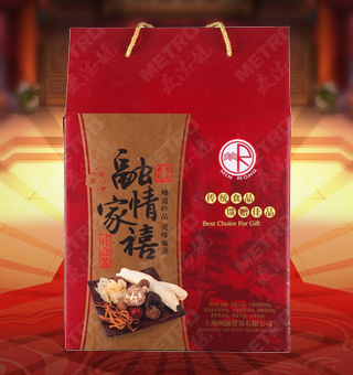 閩融融情家禧南北貨禮盒凈含量：花菇130G、緞背黑木耳180G、銀耳250G、小核桂圓100G、杏鮑菇200G、黃花菜250G、紅棗500G、香菇150G，精選香菇、黑木耳、小核桂圓、銀耳、茶樹菇、無核棗。從選料到加工，從品控到服務，環(huán)環(huán)誠信，處處用心，提供安全有保障、擁有高端品質(zhì)的滿分產(chǎn)品。將美味牢牢鎖住，用美好品質(zhì)為您的生活增添更多滋味。