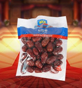 宜客(AKA)和田棗產(chǎn)自新疆和田500g每袋，和田紅棗是產(chǎn)自新疆和田地區(qū)的紅棗，又名“和田大棗” 和田紅棗以其個大、皮薄、核小、肉厚、顏色好、干而不皺出名。和田紅棗維生素C含量豐富，高于蘋果含量的七八十倍。 