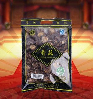 閩融香菇產(chǎn)自浙江麗水150g每袋，香菇又稱香蕈、冬菇，它味道鮮美，香氣沁人，素有“植物皇后”之譽(yù)，是家庭、宴席之美味佳肴。將本品用清水洗凈浸泡后，可直接與肉絲爆炒、排骨煲湯，或作為佐料，葷素皆宜。采用透明的袋式包裝，香菇色澤清晰可見，方便消費(fèi)者們的選購，質(zhì)量有保證，可放心購買。