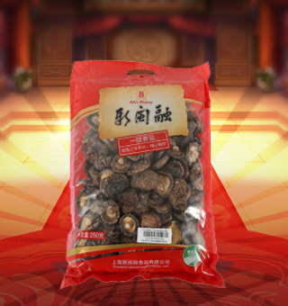 新閩融一級(jí)香菇產(chǎn)自浙江麗水250g每袋，香菇素有山珍之王之稱，是高蛋白、低脂肪的營養(yǎng)保健食品。香菇中麥角甾醇含量很高，對(duì)防治佝僂病有效；香菇多糖（β～1，3葡聚糖）能增強(qiáng)細(xì)胞免疫能力，從而抑制癌細(xì)胞的生長；香菇含有六大酶類的40多種酶，可以糾正人體酶缺乏癥；香菇中的脂肪所含脂肪酸，對(duì)人體降低血脂有益。