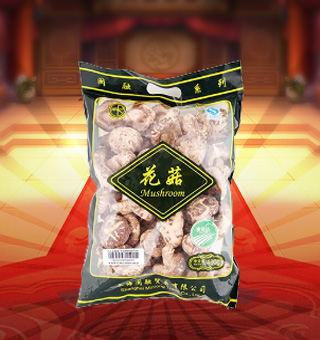 閩融花菇產(chǎn)自浙江麗水400g每袋，花菇是菌中之星?；ü降捻斆娉尸F(xiàn)淡黑色，菇紋開暴花，白色，菇底呈淡黃色?；ü揭蝽斆嬗谢y而得名，肉厚、細(xì)嫩、鮮美，食之有爽口感。