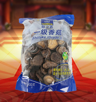 廚之選(HORECA SELECT)一級(jí)香菇產(chǎn)自浙江麗水500g每袋，香菇又稱香蕈、冬菇，它味道鮮美，香氣沁人，素有“植物皇后”之譽(yù)，是家庭、宴席之美味佳肴。將本品用清水洗凈浸泡后，可直接與肉絲爆炒、排骨煲湯，或作為佐料，葷素皆宜。采用透明的袋式包裝，香菇色澤清晰可見，方便消費(fèi)者們的選購，質(zhì)量有保證，可放心購買。