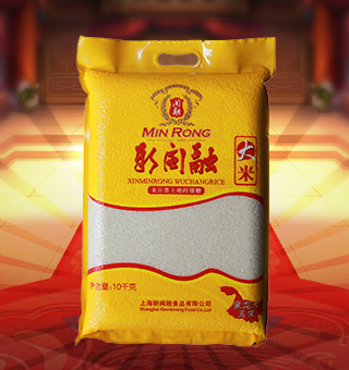 新閩融大米產(chǎn)自黑龍江五常10kg每袋，五常大米受產(chǎn)區(qū)獨(dú)特的地理、氣候等因素影響，干物質(zhì)積累多，直鏈淀粉含量適中，支鏈淀粉含量較高。由于水稻成熟期產(chǎn)區(qū)晝夜溫差大，五常稻花香大米中可速溶的雙鏈糖積累較多，對(duì)人體健康有益，有助于消化吸收。