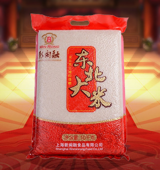 新閩融東北大米產(chǎn)自黑龍江五常10kg每袋，東北大米主要種植于廣大平原地區(qū)，種植在極其肥沃的黑土地中，吸收了足夠的氮、磷、鉀等多種礦物元素，陽光雨露充足，又有純凈無污染的灌溉用水，生長(zhǎng)周期一般五個(gè)月左右。獨(dú)特地域優(yōu)勢(shì)，保證了東北大米獨(dú)有的高品質(zhì)。