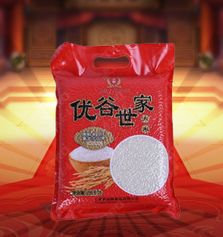 新閩融優(yōu)谷世家大米產(chǎn)自黑龍江五常2.5kg每袋，五常大米顆粒均勻，顏色清白，半透明，有光澤，無雜色。做成米飯后，飯粒晶瑩，透明發(fā)亮。其特色空碗不掛粒、剩飯不回生，就是大米營(yíng)養(yǎng)價(jià)值高、微量元素適中的表現(xiàn)。