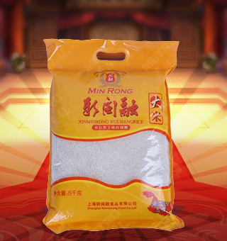 新閩融大米產(chǎn)自黑龍江五常10kg每袋，五常大米受產(chǎn)區(qū)獨(dú)特的地理、氣候等因素影響，干物質(zhì)積累多，直鏈淀粉含量適中，支鏈淀粉含量較高。由于水稻成熟期產(chǎn)區(qū)晝夜溫差大，五常稻花香大米中可速溶的雙鏈糖積累較多，對(duì)人體健康有益，有助于消化吸收。