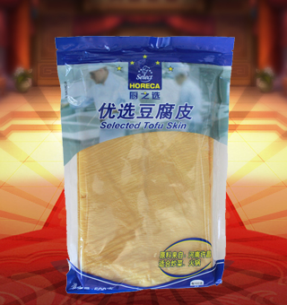 廚之選(HORECA SELECT)優(yōu)選豆腐皮產(chǎn)自河南許昌500g每袋，豆腐皮是中國傳統(tǒng)豆制品將新鮮大豆浸泡后，磨漿，濾去豆腐渣，這時的產(chǎn)品就是豆?jié){，然后煮豆?jié){，在其表面會凝固的一層高蛋白質(zhì)含量的薄膜（皮），這層皮就是腐皮。用工具挑起薄膜后掛起，最先挑起的一層皮以片狀鮮吃或曬干，稱為腐皮，口感最滑。