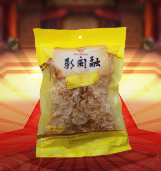 新閩融一級銀耳產(chǎn)自浙江麗水100g每袋，銀耳味甘、淡、性平、無毒，既有補(bǔ)脾開胃的功效，又有益氣清腸、滋陰潤肺的作用。既能增強(qiáng)人體免疫力，又可增強(qiáng)腫瘤患者對放、化療的耐受力。銀耳富有天然植物性膠質(zhì)，外加其具有滋陰的作用，是可以長期服用的良好潤膚食品。