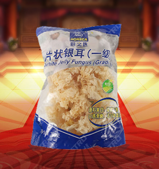 廚之選HS一級片狀銀耳產(chǎn)自福建寧德250g每袋，精選優(yōu)質(zhì)片狀銀耳經(jīng)過領(lǐng)先工藝烘干而成，衛(wèi)生安全，色澤乳白色，半透明，柔軟有彈性。可直接與肉絲爆炒、與枸杞、紅棗煲湯，或作為佐料，葷素皆宜，食法多樣，是一道美味食材。采用透明的塑料包裝，大氣美觀，新鮮清晰可見，方便消費(fèi)者們的選購，質(zhì)量保證，放心購買。