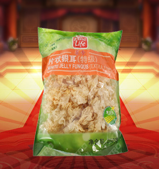 薈食(FINE LIFE)特級片狀銀耳產(chǎn)自福建寧德250g每袋，精選優(yōu)質(zhì)片狀銀耳經(jīng)過領(lǐng)先工藝烘干而成，衛(wèi)生安全，色澤乳白色，半透明，柔軟有彈性?？芍苯优c肉絲爆炒、與枸杞、紅棗煲湯，或作為佐料，葷素皆宜，食法多樣，是一道美味食材。采用透明的塑料包裝，大氣美觀，新鮮清晰可見，方便消費(fèi)者們的選購，質(zhì)量保證，放心購買。