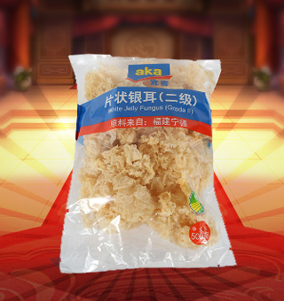 宜客(AKA)二級片狀銀耳產(chǎn)自福建寧德500g每袋，精選優(yōu)質(zhì)片狀銀耳經(jīng)過領(lǐng)先工藝烘干而成，衛(wèi)生安全，色澤乳白色，半透明，柔軟有彈性?？芍苯优c肉絲爆炒、與枸杞、紅棗煲湯，或作為佐料，葷素皆宜，食法多樣，是一道美味食材。采用透明的塑料包裝，大氣美觀，新鮮清晰可見，方便消費(fèi)者們的選購，質(zhì)量保證，放心購買。
